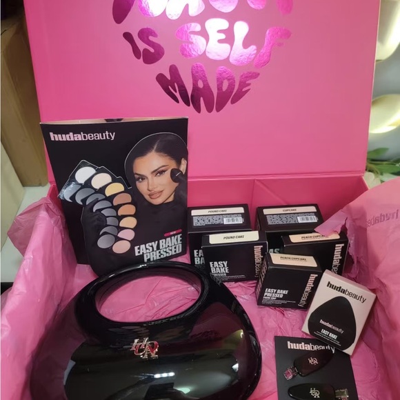 HUDA BEAUTY Easy Bake Pressed Powder Set - Black and Pink - Picture 8 of 8